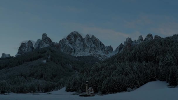 Italiaanse Alpen, Dolomiti. Santa Magdalena kerk bij zonsopgang. Tijdsverloop. — Stockvideo