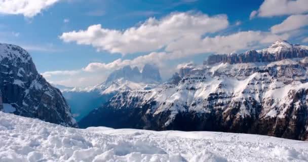 Olasz Alpok, Dolomiti. Hegyi havas csúcsok nappal. Időzítés mozgó felhőkkel. — Stock videók