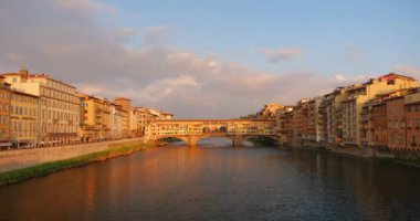 İtalya Floransa 'daki Ponte Vecchio Eski Köprüsü. Panoramik zaman dilimi.