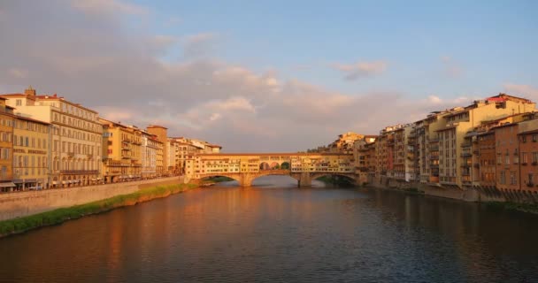 İtalya Floransa 'daki Ponte Vecchio Eski Köprüsü. Panoramik zaman dilimi. — Stok video