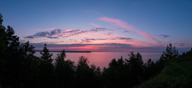 Bulutlar ve erken güneş ile güzel bir gün doğumu gökyüzü. Siluet ağaçları. Yapı ve doku. Gün batımı. 