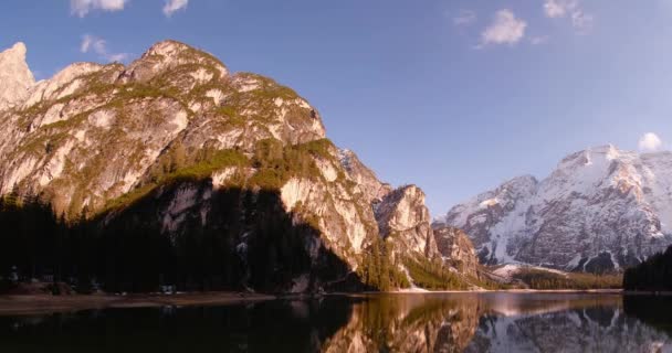 Итальянские Альпы, Доломити. Горные снежные вершины на озере Брейз. Время с переменной облачностью . — стоковое видео