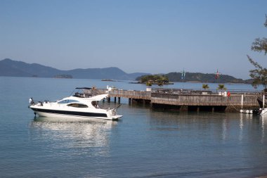 Güneşli deniz tarafında yat