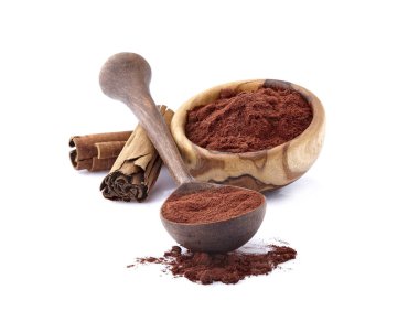  Beyaz arka planda ahşap kasede tarçın.