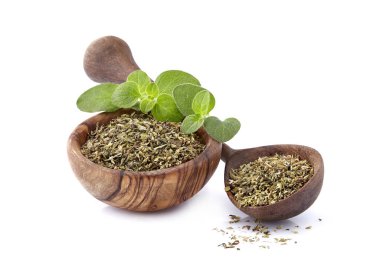 Kekik veya merbeyam beyaz arka planda izole yaprakları. Kekik