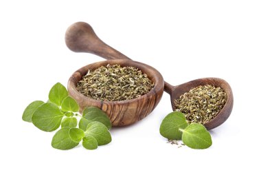 Kekik veya merbeyam beyaz arka planda izole yaprakları. Kekik