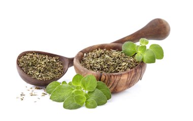 Kekik veya merbeyam beyaz arka planda izole yaprakları. Kekik