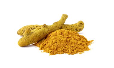 Beyaz arkaplanda zerdeçal ve toz