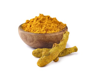 Beyaz arka plandaki ahşap kasede zerdeçal ve toz.