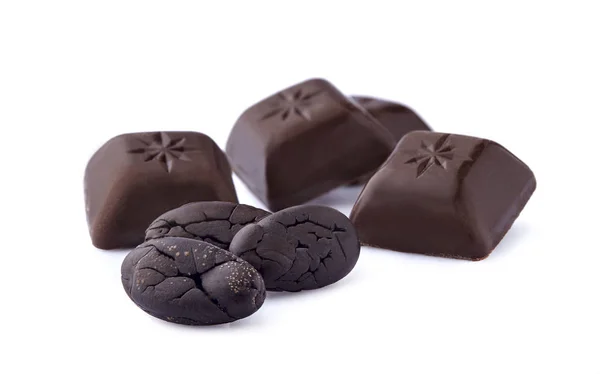 Beyaz arka planda kakao fasulyesi ve siyah çikolata. — Stok fotoğraf