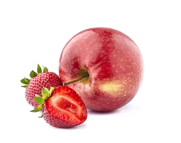 흰색 배경 클로즈업에 딸기와 빨간 사과 — 스톡 사진
