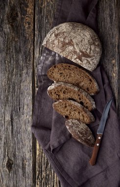 Taze pişmiş buğday ekmeği, ev yapımı kekler, ekmekle hayat, gevrek bir somun ekmek, kırsal bir arka planda hayat, üst manzara, kırsal ekmek, rulo ekmek, rulo, ekmek.