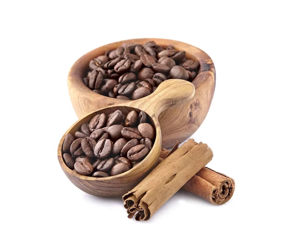 Ziarna Kawy Drewnianej Łyżeczce Cynamonem Białym Tle — Zdjęcie stockowe