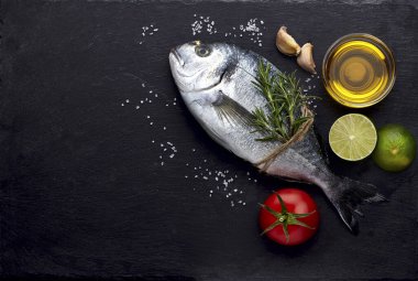 Limonlu, biberiyeli, domatesli, yağlı ve sarımsaklı Dorado balığı. Üst görünüm.