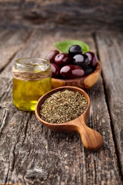 Ahşap zemin üzerinde fesleğenli ve zeytinyağlı zeytinler..