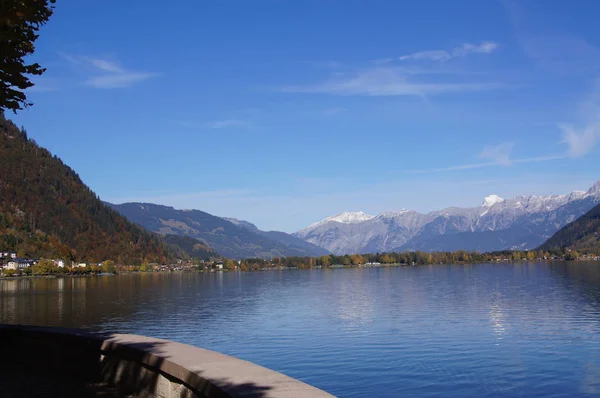 Göl Zeller ve Zell dağlarda güzel görünümünü am See, Avusturya, Ekim 2016