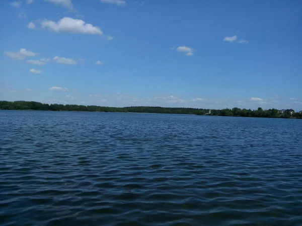 Ein Riesiger Und Besorgniserregender Blauer See — Stockfoto