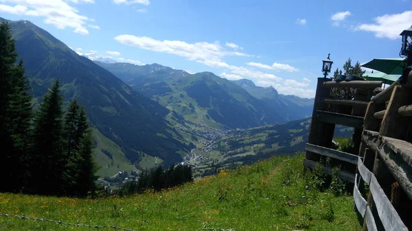 Une Petite Église Est Située Sur Pré Alpin Haut Dans — Photo