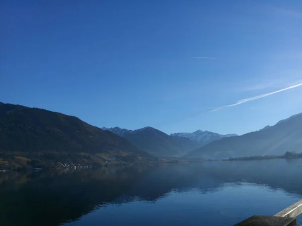 Zell See 'de dağların ve Zeller gölünün güzel manzarası, Avusturya