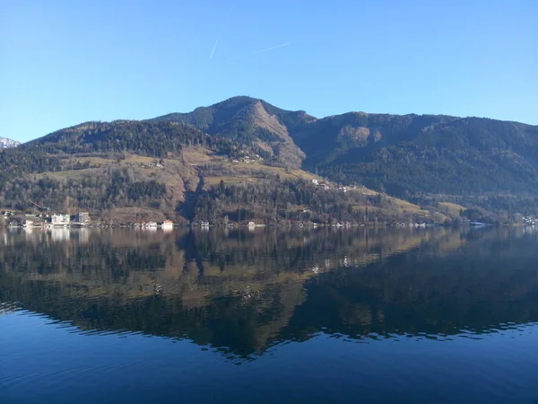 Zell See 'de dağların ve Zeller gölünün güzel manzarası, Avusturya