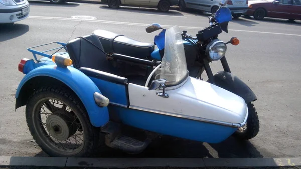 eski mavi büyük motosiklet