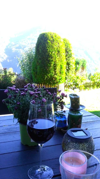 山の風景を背景にシャンパンのグラスをテーブルの上に置いて — ストック写真