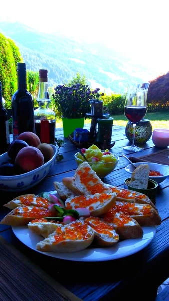 Sanduíches Com Caviar Vermelho Frutas Mesa Contra Pano Fundo Uma — Fotografia de Stock