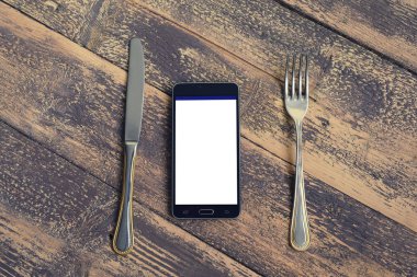 Sipariş online konseptiyle smarphone ahşap arka plan üzerinde
