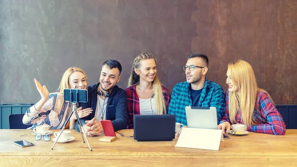 Genç mutlu arkadaşlar dijital web kamerasıyla yayın platformunda içeriği paylaşıyorlar - Modern etkili pazarlama konsepti, sosyal medya ağında video blogları yaparken eğleniyor
