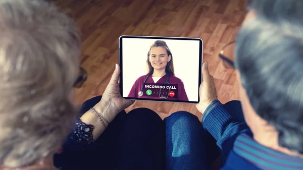 Aile doktoruyla video görüşmesi sırasında evde dijital tablet tutan yaşlı çift - yaşlı hastalar ve teletıp veya tele-sağlık ev bakımı konusunda uzman doktorla canlı sohbet
