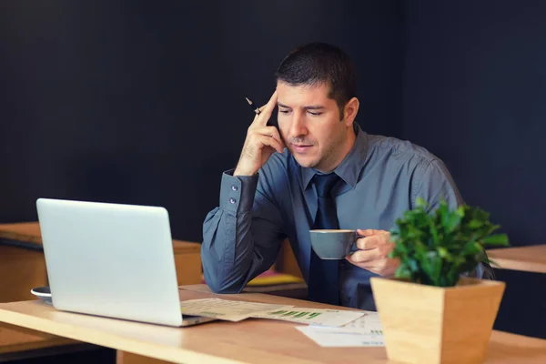 Empresário Atencioso Sentado Mesa Café Moda Trabalhando Laptop Homem Negócios — Fotografia de Stock