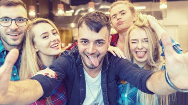 Milenyum uluslararası arkadaşları partide komik yüzlü selfie çekiyorlar - modern insanlarla birlikte eğlenen mutlu gençlik arkadaşlık konsepti - merkezdeki adama odaklan