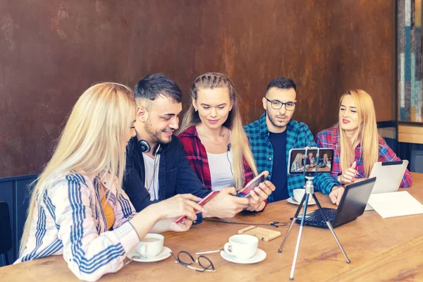 Best mobile smart phones review by popular young vloggers and social media influential marketing people - content creators online on streaming platform vlogging — Stock Photo, Image