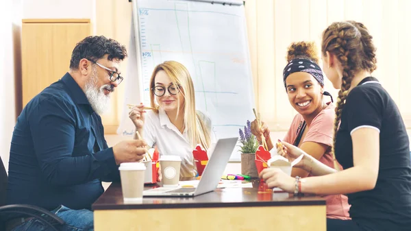 Grupo Empleados Multiétnicos Disfrutan Comida Para Llevar Conversación Amistosa Oficina — Foto de Stock