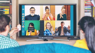 Paskalya tatilini kutlayan çok kültürlü arkadaşlar ellerinde mum tutarken ve sosyal mesafeyi korurken video yayında canlı yayında.