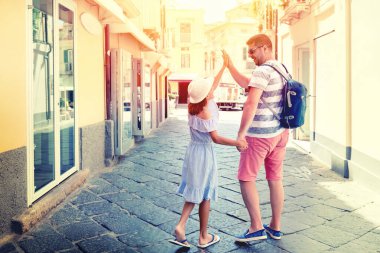 Baba ve kızı boş sokaklarda birlikte eğleniyorlar. Salgın kısıtlamalarından sonra şehir tekrar açılıyor.