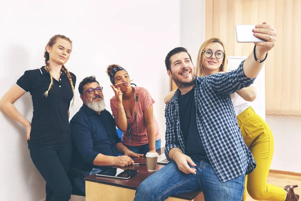 Felices Colegas Multirraciales Tomando Selfie Oficina — Foto de Stock