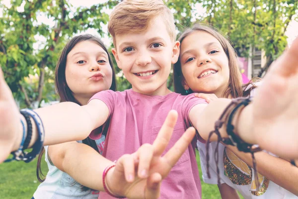 Felices Mejores Amigos Niños Tomando Selfie Aire Libre Fiesta Jardín — Foto de Stock