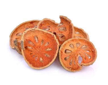 Beyaz arka plan üzerinde izole kurutulmuş Ayva