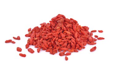 bir whit üzerinde kırmızı kurutulmuş goji meyveleri (Lycium Barbarum, wolfberry)