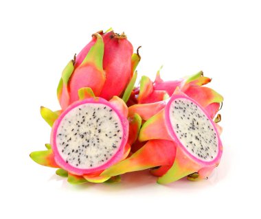 Beyaz arkaplandaki Ejder Meyvesini kapat