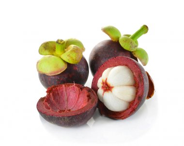 Mangosteen beyaz arka planda izole