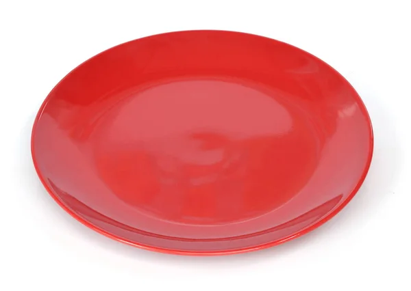 Κόκκινο πιάτο σε λευκό φόντο — Φωτογραφία Αρχείου
