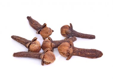 Beyaz arkaplanda baharat karanfilleri