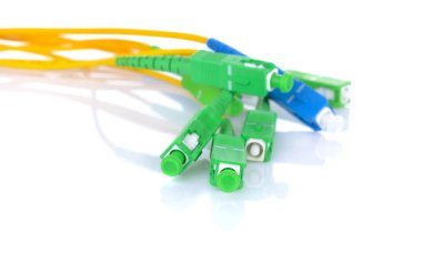 Beyaz arka plan üzerinde izole Optik lif kablolar