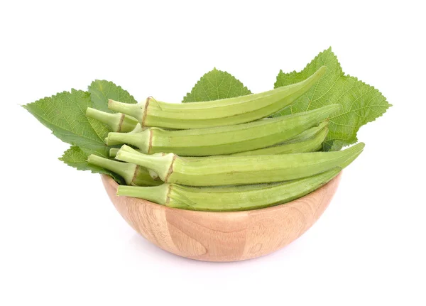 Okra i en träskål — Stockfoto