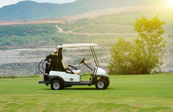 Carros de golf en un campo de golf —  Fotos de Stock