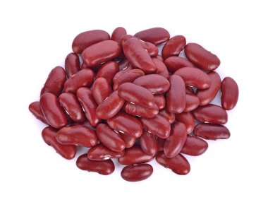 Kırmızı fasulye beyaz arkaplanda izole edilmiş.