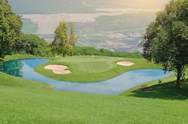 Campo de golf con magnífico verde y estanque . —  Fotos de Stock