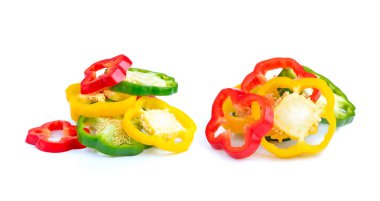 Beyaz arka plan üzerinde izole kırmızı, yeşil ve sarı dilimlenmiş biber